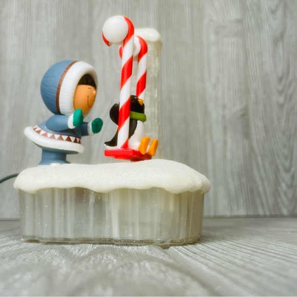 Hallmark Keepsake Ornament Swing in The Holidays 2016 magic cord light Penguin - Picture 8 of 11